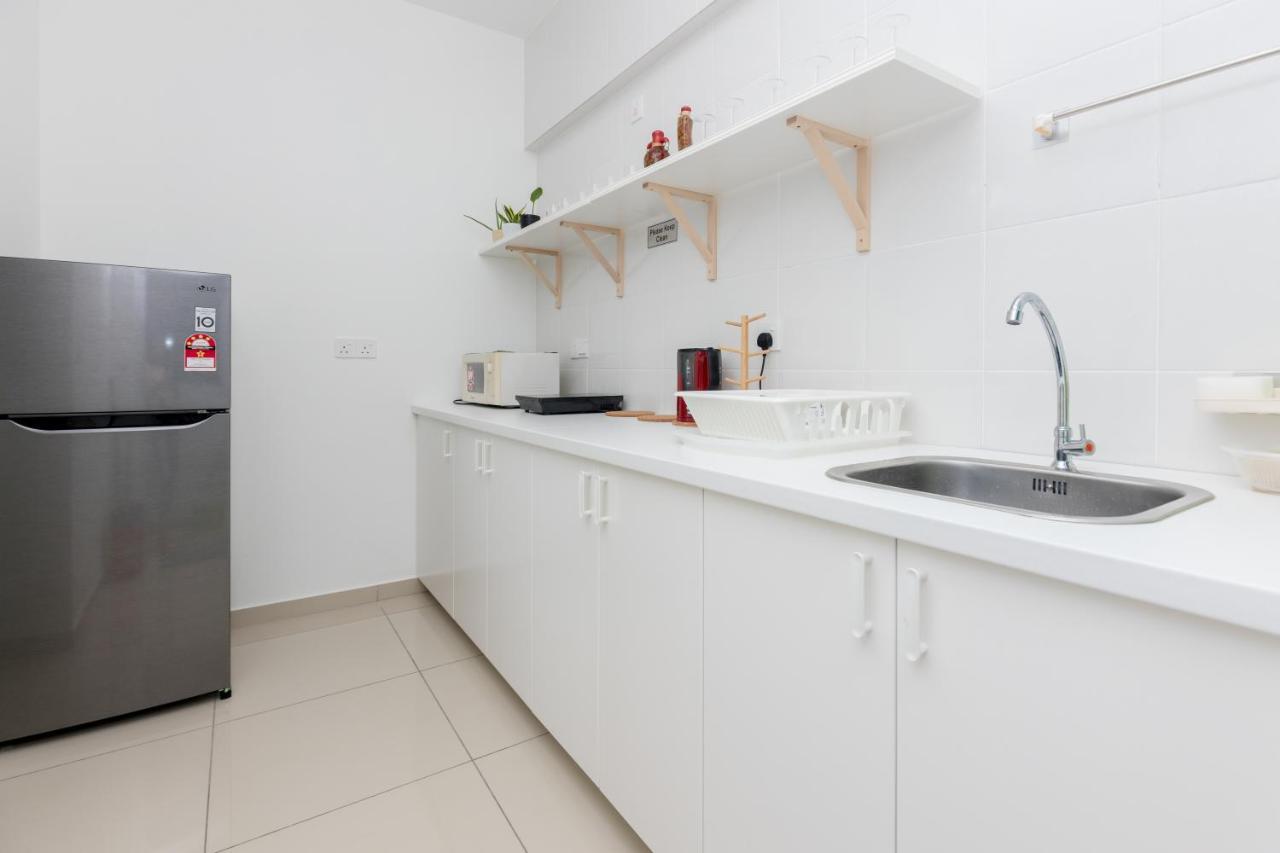 White Lagom Scandinavian House, By Sanguine Apartment Tanjung Tokong Exterior photo