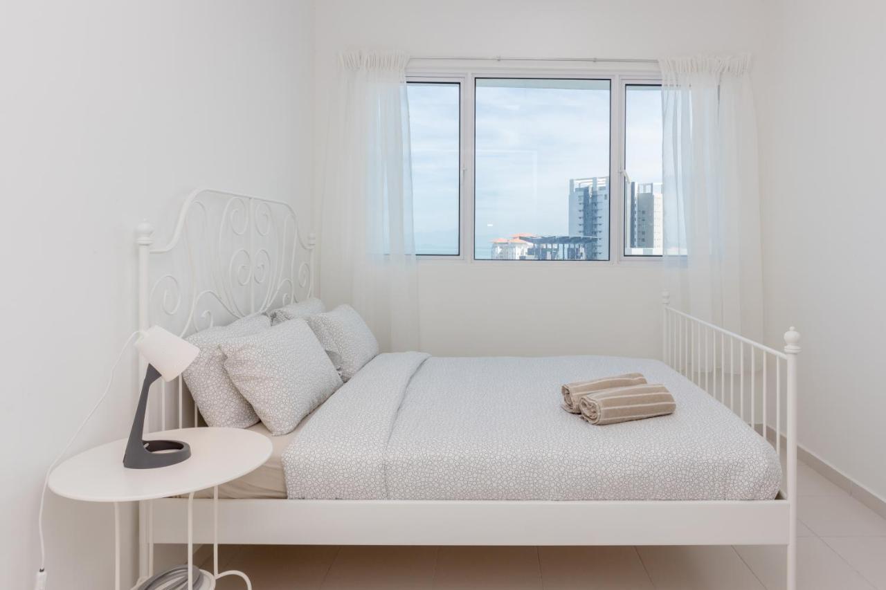 White Lagom Scandinavian House, By Sanguine Apartment Tanjung Tokong Exterior photo